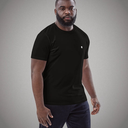 Ein schwarzes Regular Fit T-Shirt der Marke FORCE ZERO aus der Rogue Mode Bold Design-Schiene am Model in der Produkt-Vorderansicht mit einem minimalistischen, kleinen weißen Logo-Print auf der linken Brustseite.
