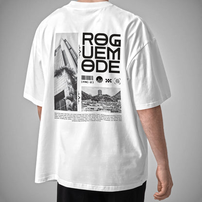 Junger Mann trägt ein weißes FORCE ZERO oversized T-Shirt in Rückansicht, mit dem Rogue Mode Backprint.