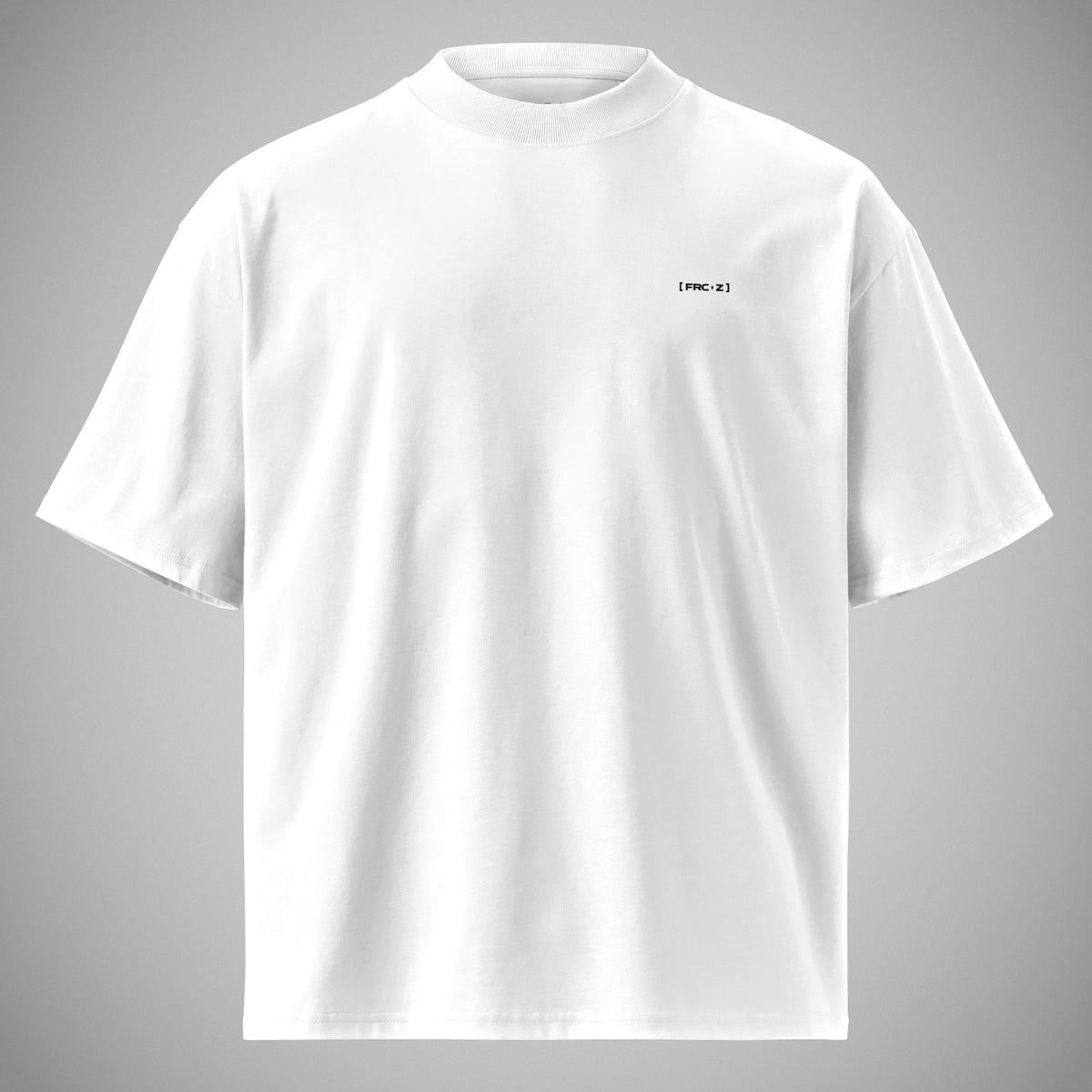 FORCE ZERO Oversized T-Shirt weiß in er Frontansicht, mit dem Force Zero Emblem Print auf der linken Brust. T-Shirt besitzt ein High Neck Kragen.