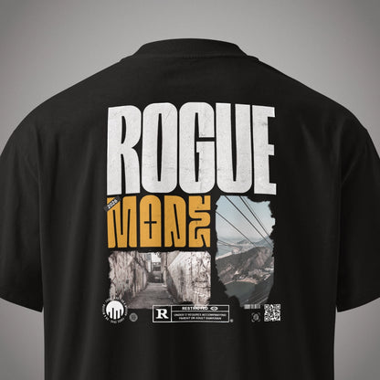 Eine Nahaufnahme des Rückenprints eines schwarzen Oversized T-Shirts der Marke FORCE ZERO im Rogue Mode Raw Design mit dem großen weißen Schriftzug „ROGUE“, dem darunterstehenden gelben Wort „MODE“ mit der Jahreszahl 2026 sowie zwei Foto-Prints einer Gasse und einer Seilbahn inklusive eines „RESTRICTED“ Parental-Advisory-Style-Logos am unteren Rand.