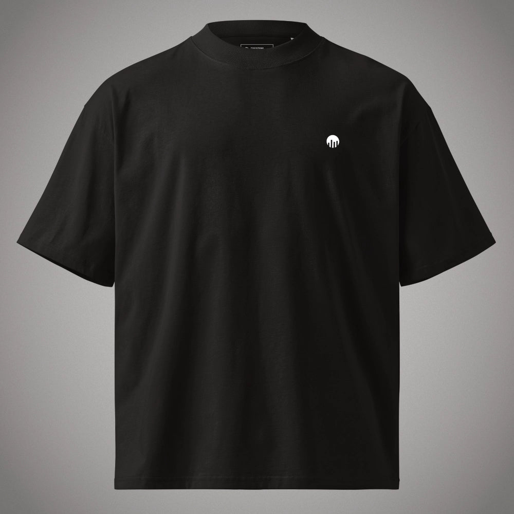 Ein schwarzes Oversized T-Shirt der Marke FORCE ZERO im Rogue Mode Raw Design in der Produkt-Vorderansicht (Mockup) in der Totalen mit einem kleinen, weißen, kreisförmigen Logo-Print auf der linken Brustseite.