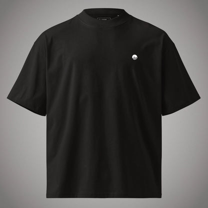 Ein schwarzes Oversized T-Shirt der Marke FORCE ZERO im Rogue Mode Raw Design in der Produkt-Vorderansicht (Mockup) in der Totalen mit einem kleinen, weißen, kreisförmigen Logo-Print auf der linken Brustseite.