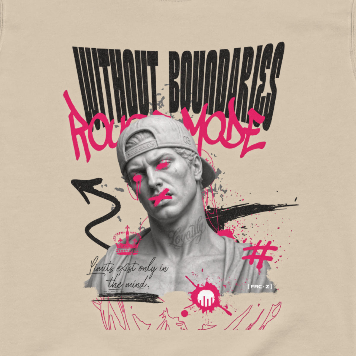 Eine Nahaufnahme des Backprints eines beigen Core Fit Hoodies der Marke FORCE ZERO im Rogue Mode Renegade Design zeigt den großen schwarzen Schriftzug „WITHOUT BOUNDARIES“, ein neongesprühtes „Rogue Mode“-Graffiti, eine antike Büste mit Cap und gedruckten Tattoos sowie die Sprüche „Limits exist only in the mind.“ und das Emblem „[FRC-Z]“.