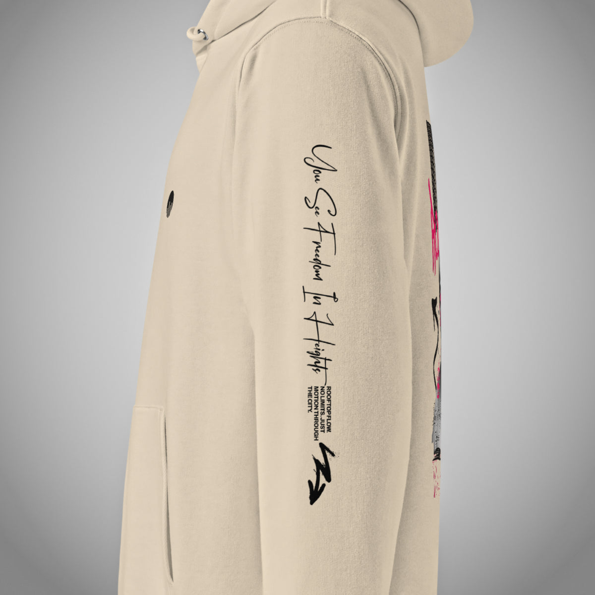 Eine Seitenansicht eines beigen Core Fit Hoodies der Marke FORCE ZERO im Rogue Mode Renegade Design zeigt als Produkt-Vorderansicht (Mockup) ein detailreiches Ärmel-Element mit dem schwarzen Schreibschrift-Schriftzug „You See Freedom In Heights“, den Texten „ROOFTOPFLOW“, „NO LIMITS, JUST MOTION THROUGH THE CITY“ sowie einer gezackten Blitz-Grafik.
