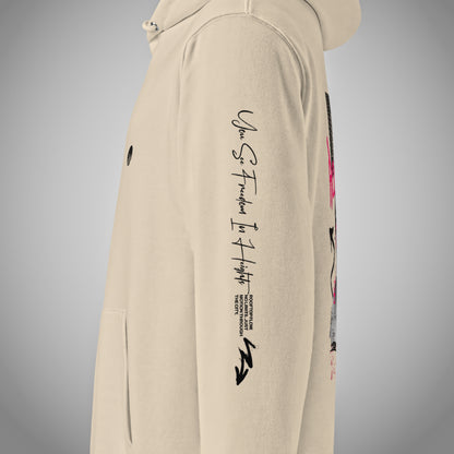 Eine Seitenansicht eines beigen Core Fit Hoodies der Marke FORCE ZERO im Rogue Mode Renegade Design zeigt als Produkt-Vorderansicht (Mockup) ein detailreiches Ärmel-Element mit dem schwarzen Schreibschrift-Schriftzug „You See Freedom In Heights“, den Texten „ROOFTOPFLOW“, „NO LIMITS, JUST MOTION THROUGH THE CITY“ sowie einer gezackten Blitz-Grafik.