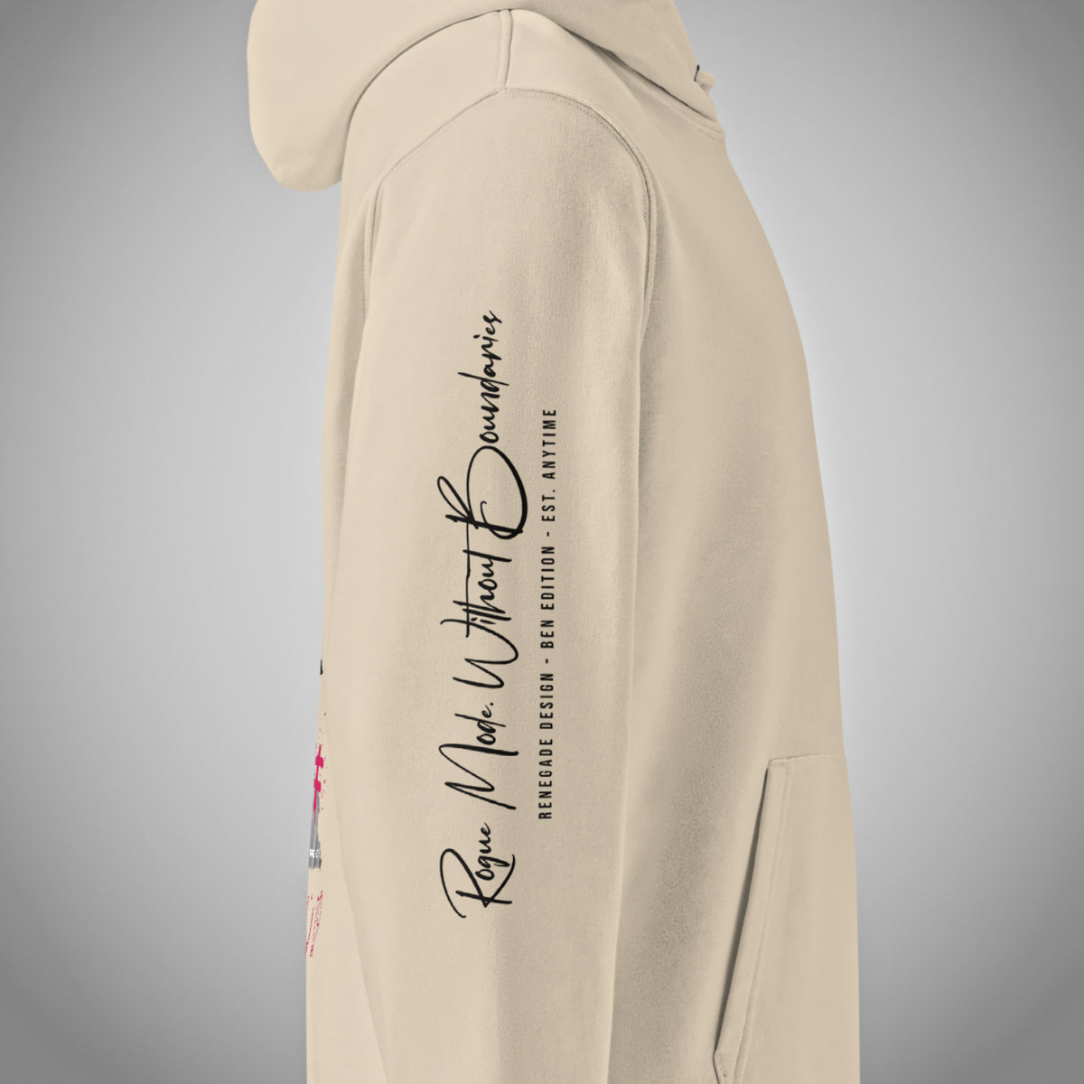 Eine Seitenansicht eines beigen Core Fit Hoodies der Marke FORCE ZERO im Rogue Mode Renegade Design zeigt als Produkt-Vorderansicht (Mockup) ein detailreiches Ärmel-Element mit dem schwarzen Schreibschrift-Schriftzug „Rogue Mode Without Boundaries“ sowie dem gedruckten Text „RENEGADE DESIGN - BEN EDITION - EST. ANYTIME“.