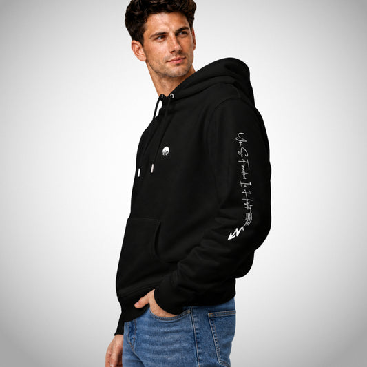 Ein schwarzer Core Fit Hoodie der Marke FORCE ZERO im Rogue Mode Renegade Design zeigt als Ganzkörper-Modellbild eine leicht angewinkelte Seitenansicht an einem männlichen Model mit Jeans, wobei auf der linken Brust das runde weiße Logo-Emblem und auf dem linken Ärmel ein markanter, weißer Schreibschrift-Print mit Grafik-Elementen gut sichtbar sind.