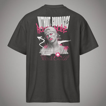 Ein schwarzes Boxy Cut T-Shirt der Marke FORCE ZERO im Rogue Mode Renegade Design zeigt als Produkt-Rückansicht (Mockup) einen großen Backprint mit einer antiken Büste mit Cap, neongesprytem Graffiti-Schriftzug „Rogue Mode“, dem weißen Text „WITHOUT BOUNDARIES“ und dem Spruch „Limits exist only in the mind.“.