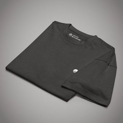 Ein schwarzes Boxy Cut T-Shirt der Marke FORCE ZERO im Rogue Mode Renegade Design zeigt als Produkt-Vorderansicht (Mockup) eine angewinkelte Ansicht des flach zusammengelegten Kleidungsstücks mit gut sichtbarem Nackeninnendruck „ON A MISSION“ und dem kleinen, weißen Logo-Print auf der linken Brust.