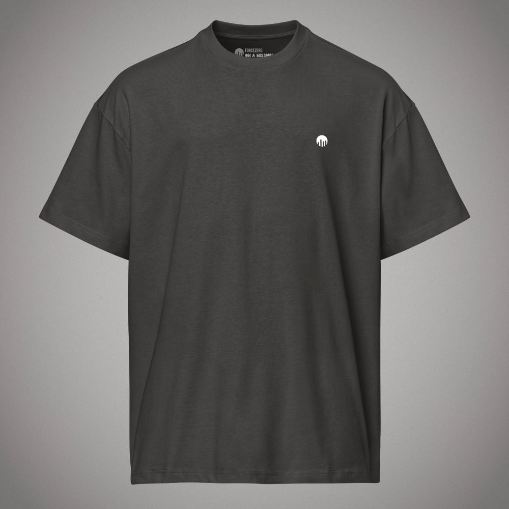 Ein schwarzes Boxy Cut T-Shirt der Marke FORCE ZERO im Rogue Mode Renegade Design zeigt als Produkt-Vorderansicht (Mockup) ein minimalistisches Design, bei dem auf der linken Brust ein kleiner, runder, weißer Logo-Print zu sehen ist.