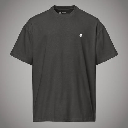 Ein schwarzes Boxy Cut T-Shirt der Marke FORCE ZERO im Rogue Mode Renegade Design zeigt als Produkt-Vorderansicht (Mockup) ein minimalistisches Design, bei dem auf der linken Brust ein kleiner, runder, weißer Logo-Print zu sehen ist.