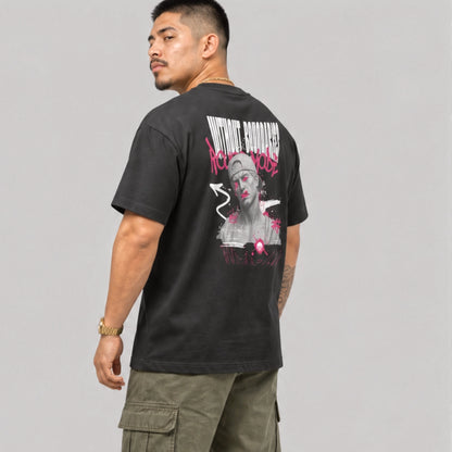 Ein schwarzes Boxy Cut T-Shirt der Marke FORCE ZERO im Rogue Mode Renegade Design zeigt als Ganzkörper-Modellbild eine angewinkelte Rückansicht an einem Model mit Blick über die Schulter, wobei der große Backprint mit einer antiken Büste, neongesprühtem „Rogue Mode“-Graffiti, dem Schriftzug „WITHOUT BOUNDARIES“ und dem Spruch „Limits exist only in the mind.“ im Fokus steht.