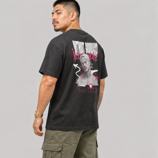 Ein schwarzes Boxy Cut T-Shirt der Marke FORCE ZERO im Rogue Mode Renegade Design zeigt als Ganzkörper-Modellbild eine angewinkelte Rückansicht an einem Model mit Blick über die Schulter, wobei der große Backprint mit einer antiken Büste, neongesprühtem „Rogue Mode“-Graffiti, dem Schriftzug „WITHOUT BOUNDARIES“ und dem Spruch „Limits exist only in the mind.“ im Fokus steht.