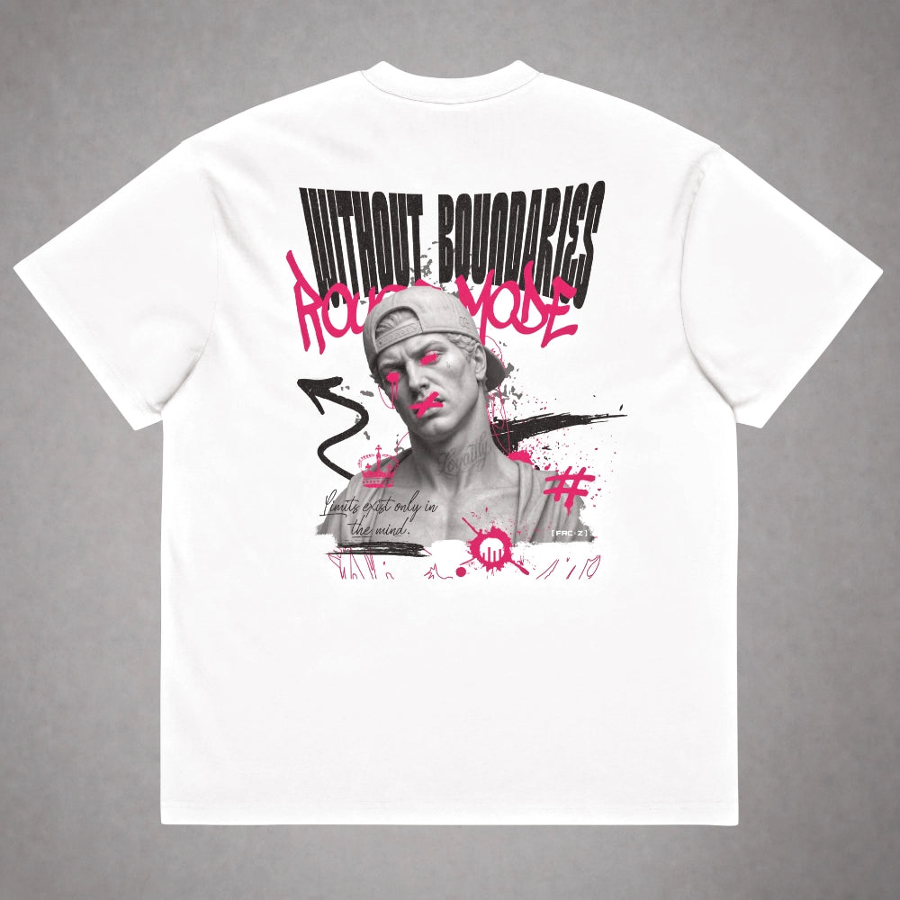 Ein weißes Oversized T-Shirt der Marke FORCE ZERO im Rogue Mode Renegade Design in der Produkt-Rückansicht (Mockup) in der Totalen mit dem großen, schwarzen Grafikprint „WITHOUT BOUNDARIES“ und dem pinken Graffiti-Schriftzug „Rogue Mode“ über dem Schwarz-Weiß-Porträt eines Mannes mit pinken Farbakzenten sowie der geschwungenen Textzeile „Limits exist only in the mind.“.