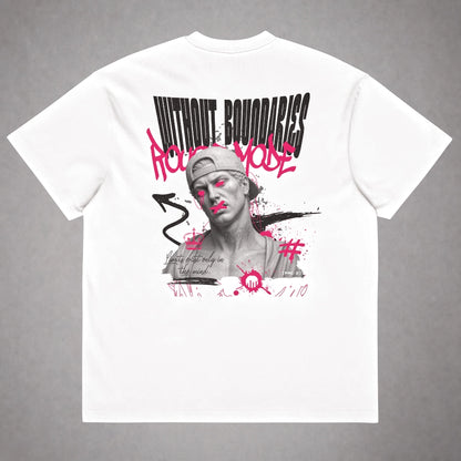 Ein weißes Oversized T-Shirt der Marke FORCE ZERO im Rogue Mode Renegade Design in der Produkt-Rückansicht (Mockup) in der Totalen mit dem großen, schwarzen Grafikprint „WITHOUT BOUNDARIES“ und dem pinken Graffiti-Schriftzug „Rogue Mode“ über dem Schwarz-Weiß-Porträt eines Mannes mit pinken Farbakzenten sowie der geschwungenen Textzeile „Limits exist only in the mind.“.