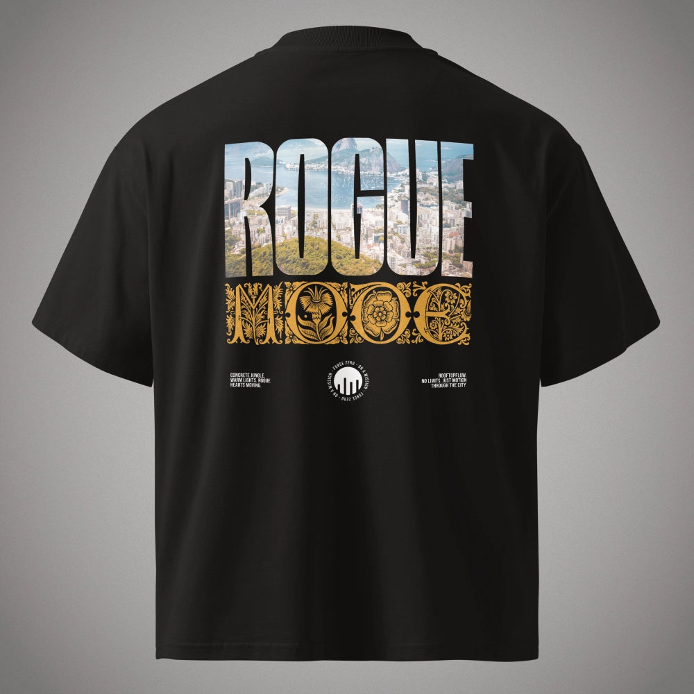 Ein schwarzes Oversized T-Shirt der Marke FORCE ZERO im Rogue Mode Rio X Design in der Produkt-Rückansicht (Mockup) in der Totalen mit einem großen Print, bei dem das Wort „ROGUE“ mit einer Luftaufnahme von Rio de Janeiro gefüllt ist, darunter das goldene barocke Wort „MODE“ steht und drei weiße Branding-Logos am unteren Rand platziert sind.