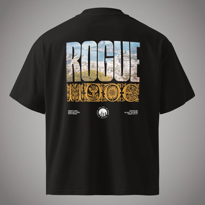 Ein schwarzes Oversized T-Shirt der Marke FORCE ZERO im Rogue Mode Rio X Design in der Produkt-Rückansicht (Mockup) in der Totalen mit einem großen Print, bei dem das Wort „ROGUE“ mit einer Luftaufnahme von Rio de Janeiro gefüllt ist, darunter das goldene barocke Wort „MODE“ steht und drei weiße Branding-Logos am unteren Rand platziert sind.