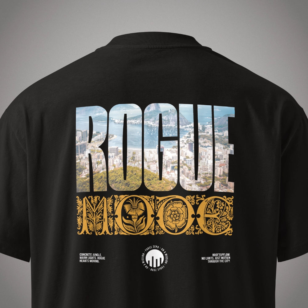 Eine Nahaufnahme des Rückenprints eines schwarzen Oversized T-Shirts der Marke FORCE ZERO im Rogue Mode Rio X Design mit dem großen Schriftzug „ROGUE“ gefüllt mit einer Luftaufnahme von Rio de Janeiro, dem darunterstehenden goldenen barocken Wort „MODE“ sowie den weißen Textzeilen „CONCRETE JUNGLE WARM LIGHTS, ROGUE HEARTS MOVING.“ und „ROOFTOPFLOW NO LIMITS, JUST MOTION THROUGH THE CITY.“ neben dem runden Markenlogo.