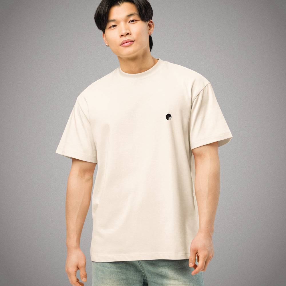 Cremeweißes Oversized T-Shirt der Marke FORCE ZERO aus der Rogue Mode Design-Schiene in der Vorderansicht am Model mit kleinem schwarzen Logo-Print auf der Brust.