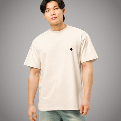 Cremeweißes Oversized T-Shirt der Marke FORCE ZERO aus der Rogue Mode Design-Schiene in der Vorderansicht am Model mit kleinem schwarzen Logo-Print auf der Brust.