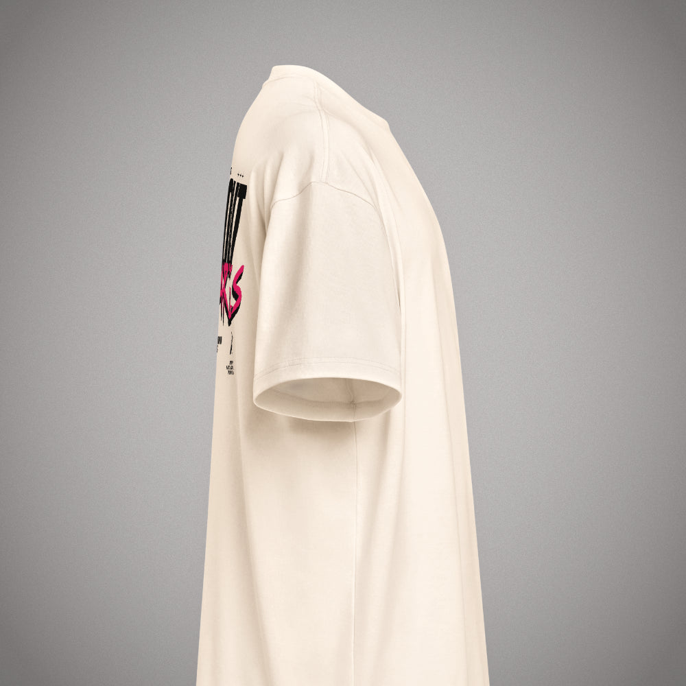 Seitenansicht eines cremeweißen Oversized T-Shirts der Marke FORCE ZERO aus der Rogue Mode Design-Schiene mit angeschnittenem schwarzen und pinken Grafikprint auf dem Rücken.