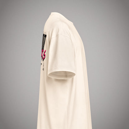 Seitenansicht eines cremeweißen Oversized T-Shirts der Marke FORCE ZERO aus der Rogue Mode Design-Schiene mit angeschnittenem schwarzen und pinken Grafikprint auf dem Rücken.