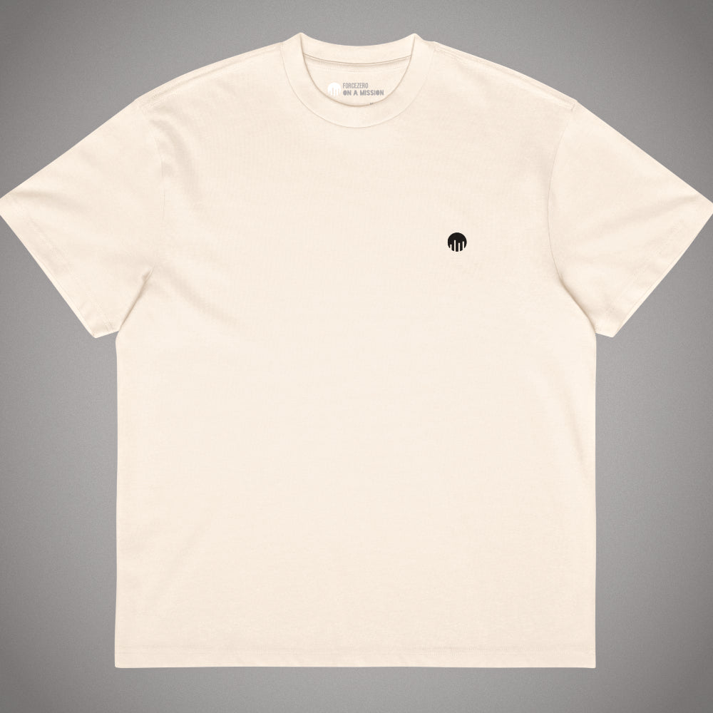 Vintage-weißes Oversized T-Shirt der Marke FORCE ZERO aus der Rogue Mode Design-Schiene in der Produkt-Vorderansicht mit kleinem schwarzen Logo-Print auf der linken Brust.