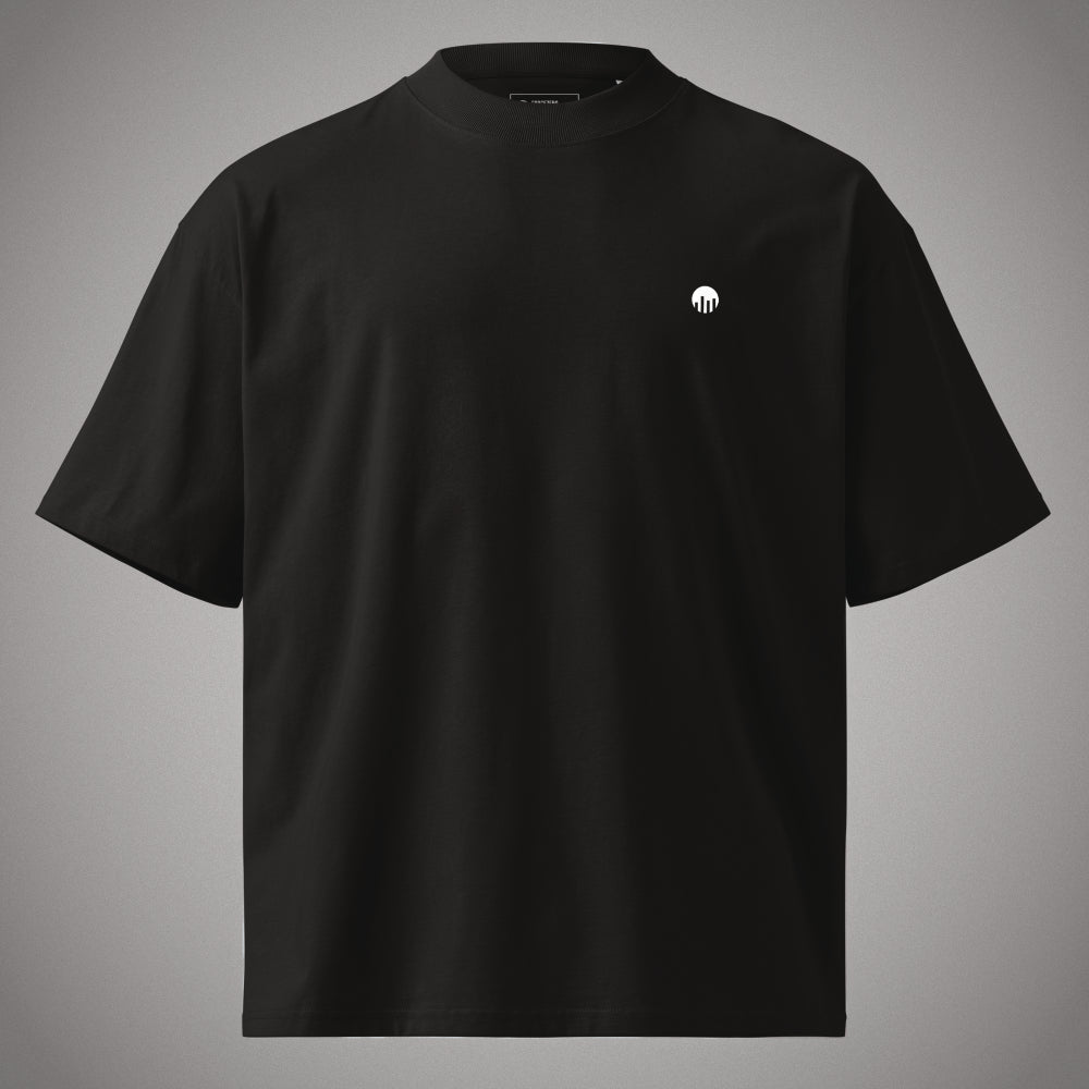 Schwarzes Oversized T-Shirt der Marke FORCE ZERO aus der Rogue Mode Design-Schiene in der Produkt-Vorderansicht mit kleinem weißen Logo-Print auf der linken Brust.