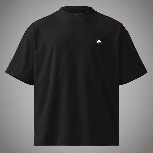 Schwarzes Oversized T-Shirt der Marke FORCE ZERO aus der Rogue Mode Design-Schiene in der Produkt-Vorderansicht mit kleinem weißen Logo-Print auf der linken Brust.