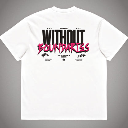 Weißes Oversized T-Shirt der Marke FORCE ZERO aus der Rogue Mode Design-Schiene in der Produkt-Rückansicht mit großem „WITHOUT BOUNDARIES“ Grafikprint in Schwarz und auffälligem Pink auf dem Rücken.