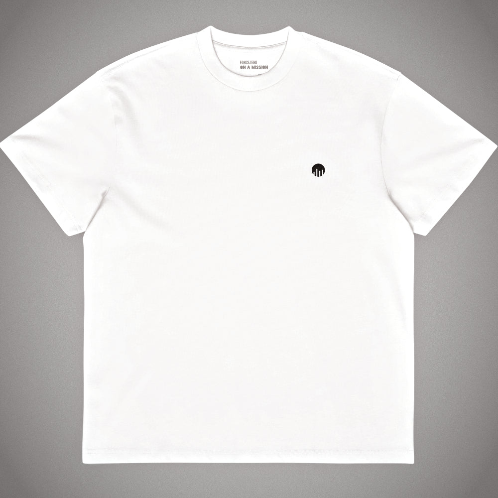 Weißes Oversized T-Shirt im Boxy Cut der Marke FORCE ZERO aus der Rogue Mode Design-Schiene in der Produkt-Vorderansicht mit kleinem schwarzen Logo-Print auf der linken Brust.