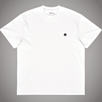 Weißes Oversized T-Shirt im Boxy Cut der Marke FORCE ZERO aus der Rogue Mode Design-Schiene in der Produkt-Vorderansicht mit kleinem schwarzen Logo-Print auf der linken Brust.