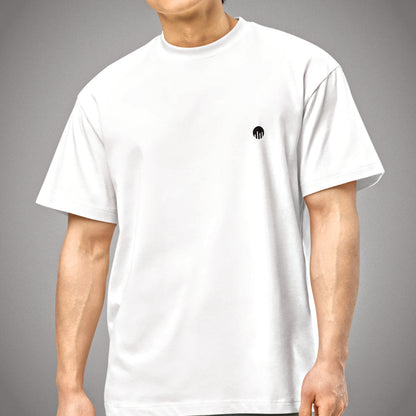 Weißes Oversized T-Shirt im Boxy Cut der Marke FORCE ZERO aus der Rogue Mode Design-Schiene am Model in der Vorderansicht mit kleinem schwarzen Logo-Print auf der linken Brust.