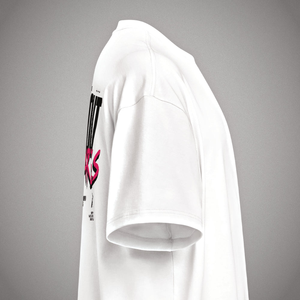 Seitenansicht eines weißen Oversized T-Shirts im Boxy Cut der Marke FORCE ZERO aus der Rogue Mode Design-Schiene mit angeschnittenem schwarzen und pinken „WITHOUT BOUNDARIES“ Grafikprint auf dem Rücken.