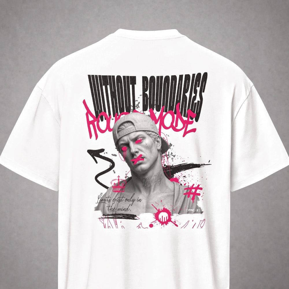 Ein weißes Oversized T-Shirt der Marke FORCE ZERO im Rogue Mode Renegade Design in der Produkt-Rückansicht (Mockup) in der Totalen mit dem großen schwarzen Grafikprint „WITHOUT BOUNDARIES“ und dem pinken Graffiti-Schriftzug „Rogue Mode“ über dem Schwarz-Weiß-Porträt eines Mannes mit pinken Akzenten sowie der geschwungenen Textzeile „Limits exist only in the mind.“.