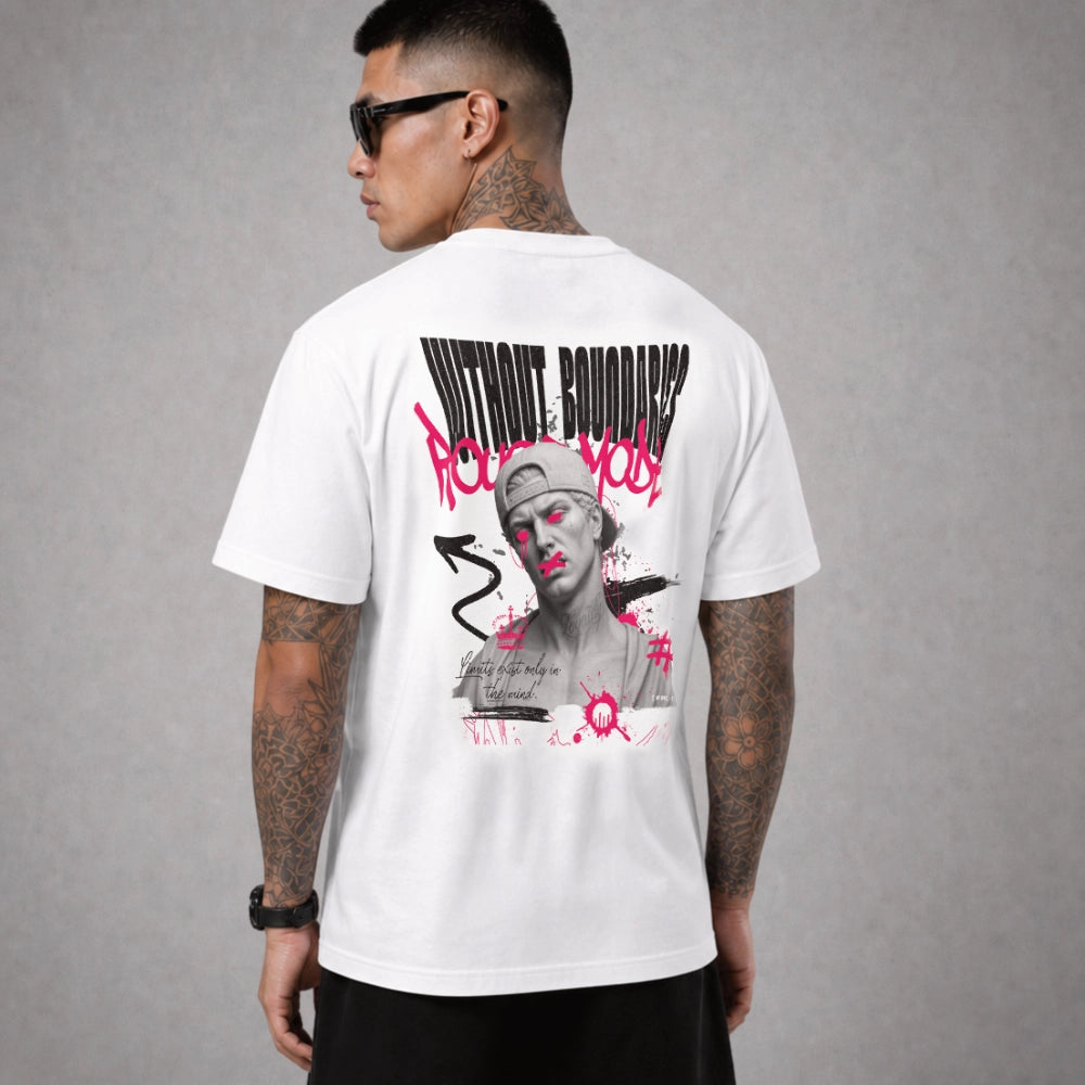 Ein weißes Oversized T-Shirt der Marke FORCE ZERO im Rogue Mode - Renegade Design am Model in der Produkt-Rückansicht mit dem großen schwarzen Grafikprint „WITHOUT BOUNDARIES“ und dem pinken Graffiti-Schriftzug „Rogue Mode“ über dem Schwarz-Weiß-Porträt eines Mannes mit pinken Akzenten sowie der geschwungenen Textzeile „Limits exist only in the mind.“.