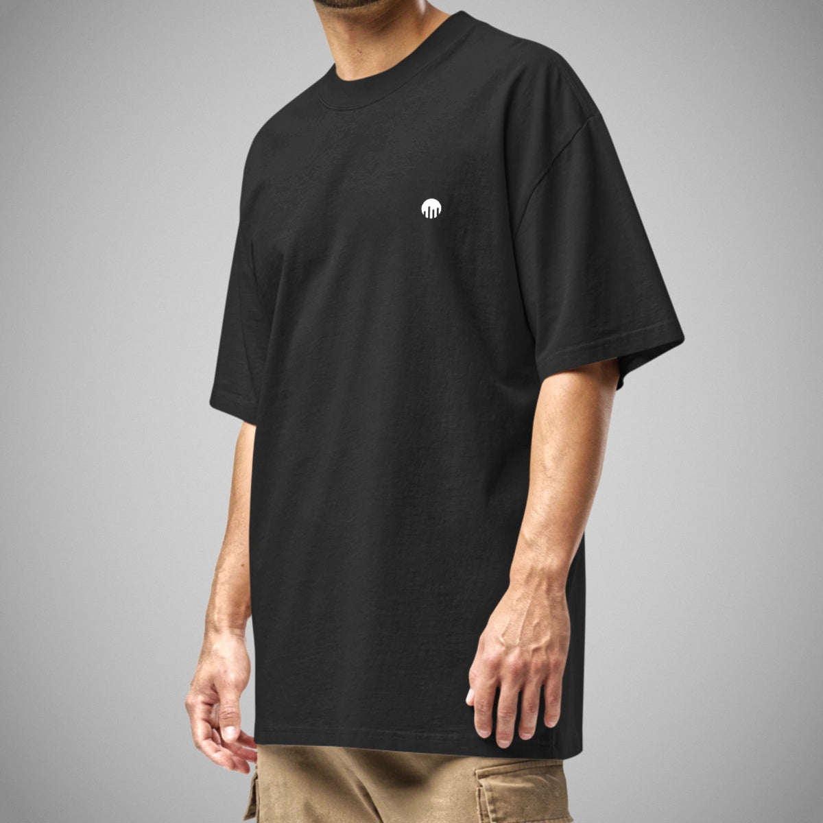 Ein junger Mann trägt ein FORCE ZERO T-shirt im signature fit, schwarz und dem Logo in weiß auf der linken Brust.