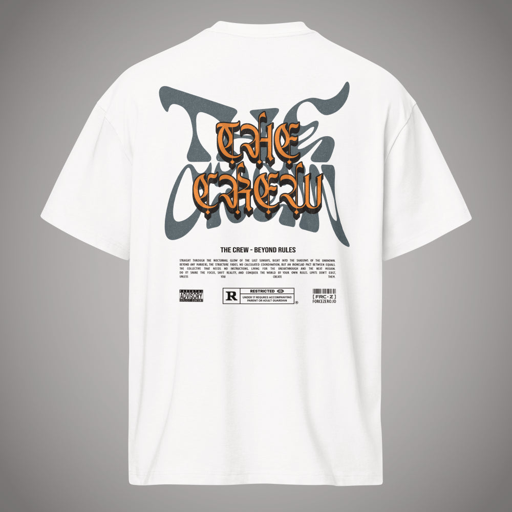 Weißes Oversized T-Shirt der Marke FORCE ZERO in der Rückansicht mit großem „THE CREW - BEYOND RULES“ Grafikprint in Grau und Orange sowie einem Parental Advisory Logo auf dem Rücken.