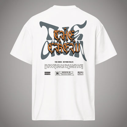 Weißes Oversized T-Shirt der Marke FORCE ZERO in der Rückansicht mit großem „THE CREW - BEYOND RULES“ Grafikprint in Grau und Orange sowie einem Parental Advisory Logo auf dem Rücken.