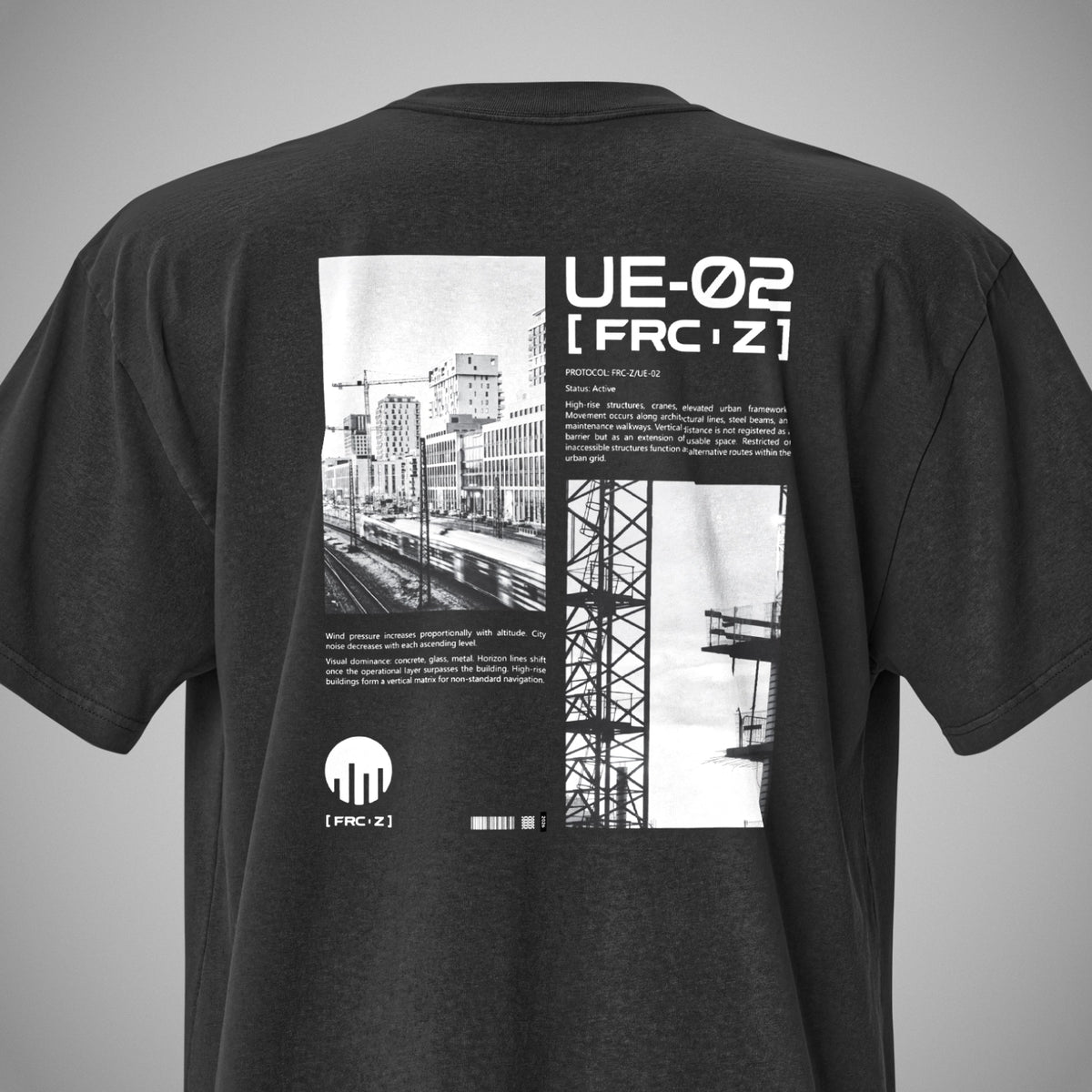 Ein schwarzes FORCE ZERO signature Fit T-Shirt in der Rückansicht, mit dem UE-02 Design Backprint. Leichte Textur des Stoffes ist erkennbar.
