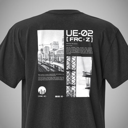 Ein schwarzes FORCE ZERO signature Fit T-Shirt in der Rückansicht, mit dem UE-02 Design Backprint. Leichte Textur des Stoffes ist erkennbar.