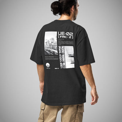 Rückansicht eines männlichen Models, das ein FORCE ZERO T-Shirt im signature fit schwarz trägt. ein oversized Streetwear Piece mit dem UE-02 Backprint.