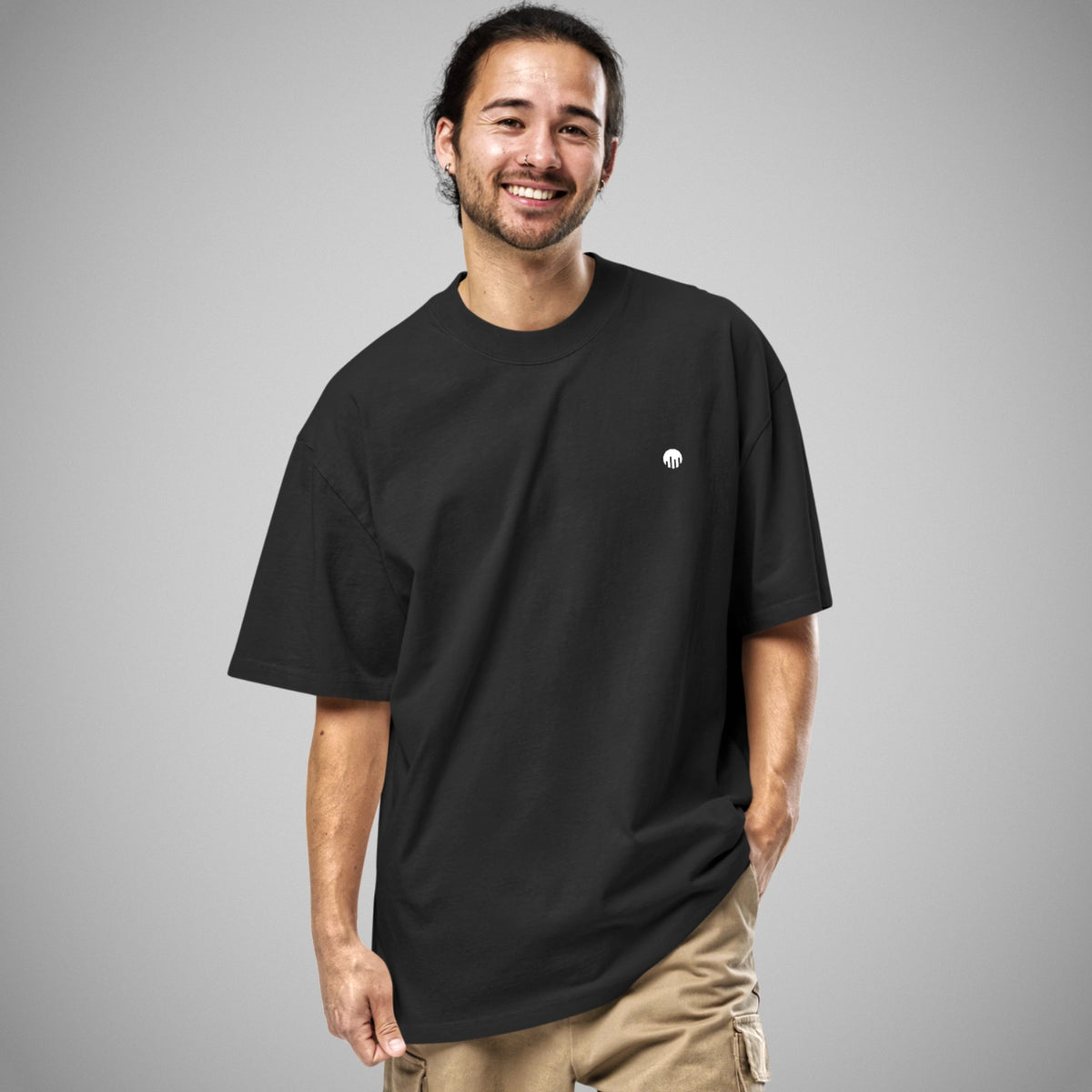 Junges männliches Model trägt ein FORCE ZERO T-Shirt in schwarz, mit dem Logo auf der linken Brust, Front Ansicht