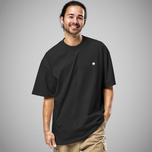 Junges männliches Model trägt ein FORCE ZERO T-Shirt in schwarz, mit dem Logo auf der linken Brust, Front Ansicht