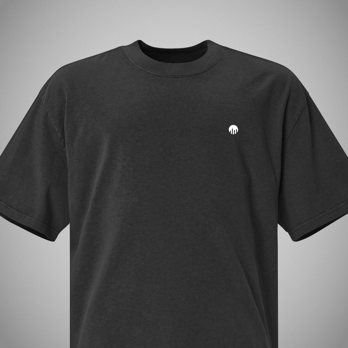 Ein schwarzes FORCE ZERO signature Fit T-Shirt in der Frontansicht, mit dem Logo auf der linken Brust. Leichte Textur des toffes ist erkennbar.
