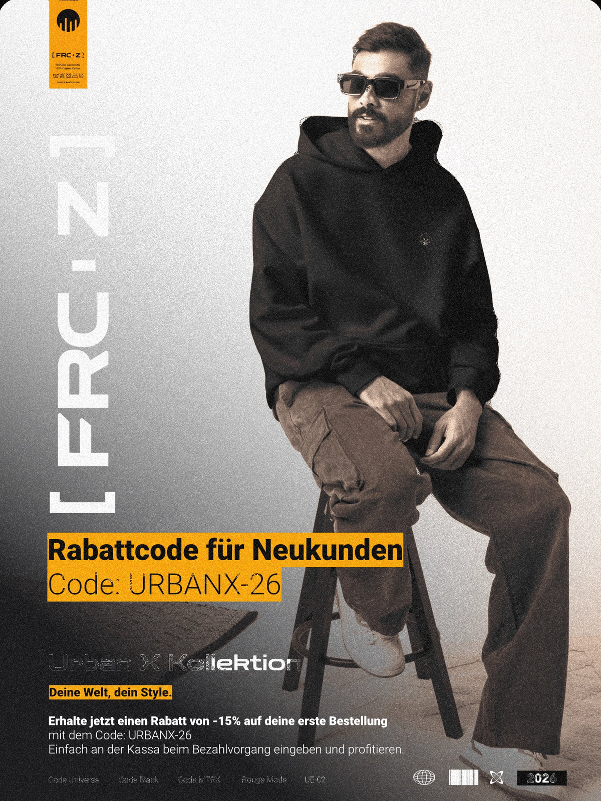 Ein Werbebanner der Marke FORCE ZERO für die Urban X Kollektion zeigt ein Ganzkörper-Modellbild eines sitzenden Models im schwarzen Hoodie und brauner Cargo-Hose, flankiert von dem vertikalen weißen Schriftzug „[FRC-Z]“ sowie Informationen zum Neukunden-Rabattcode „URBANX-26“ für fünfzehn Prozent Nachlass.