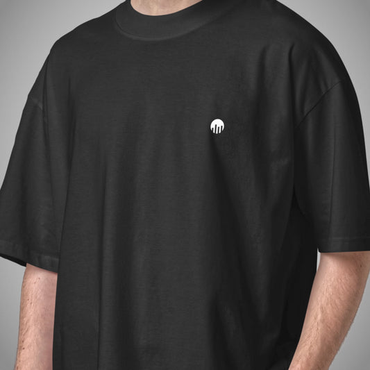 Schwarzes Oversized T-Shirt  von der Kleidermarke FORCE ZERO mit dem weißen Logo auf der Brust