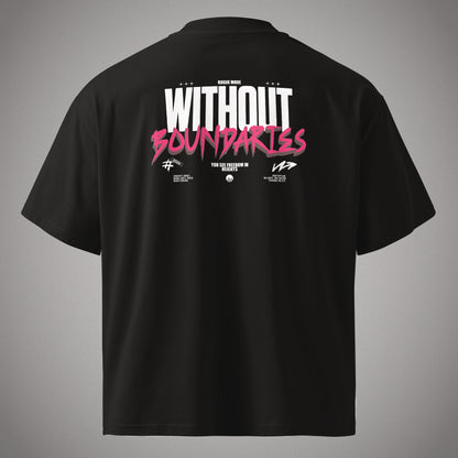 Schwarzes Oversized T-Shirt der Marke FORCE ZERO aus der Rogue Mode Design-Schiene mit großem „WITHOUT BOUNDARIES“ Grafikprint in Weiß und auffälligem Pink auf der Rückseite.