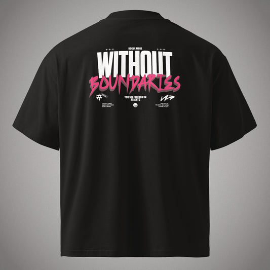 Schwarzes Oversized T-Shirt der Marke FORCE ZERO aus der Rogue Mode Design-Schiene mit großem „WITHOUT BOUNDARIES“ Grafikprint in Weiß und auffälligem Pink auf der Rückseite.